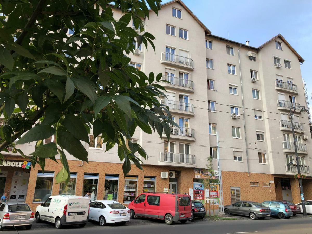 Cozy Apartment In District 8 Budapest Exterior photo